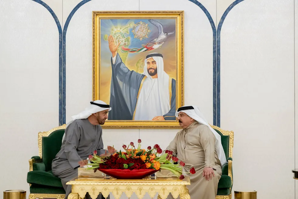 De forente arabiske emiraters president sjeik Mohamed bin Zayed Al Nahyan i et møte med kongen av Bahrain Hamad bin Isa Al Khalifa i Abu Dhabi, De forente arabiske emirater, den 19. januar 2023.