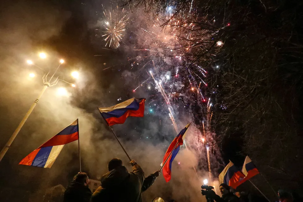 Pro-russiske aktivister feiret med russiske flagg i en utbryterregion i Øst-Ukraina da det ble kjent at Russlands president Vladimir Putin anerkjente av utbryterrepublikkene Luhansk og Donetsk som uavhengige stater.