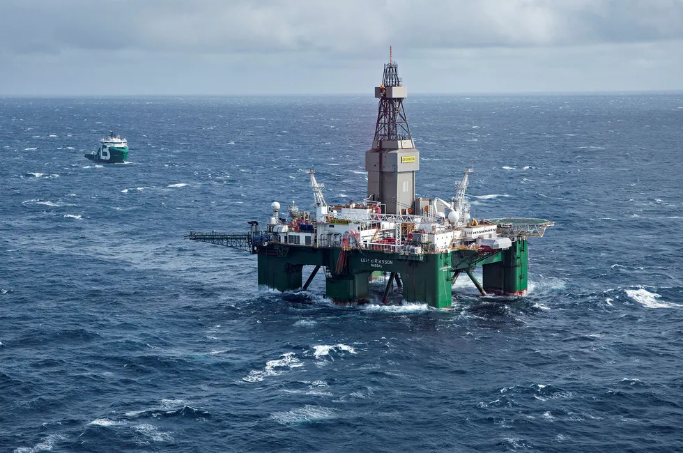 Arkivbilde. Boreriggen Leiv Eriksson driver avgrensingsboring for Lundin på Altafunnet i Barentshavet. Ved siden av ligger supplyskipet Bourbon Arctic Lundin. Foto: Aleksander Nordahl