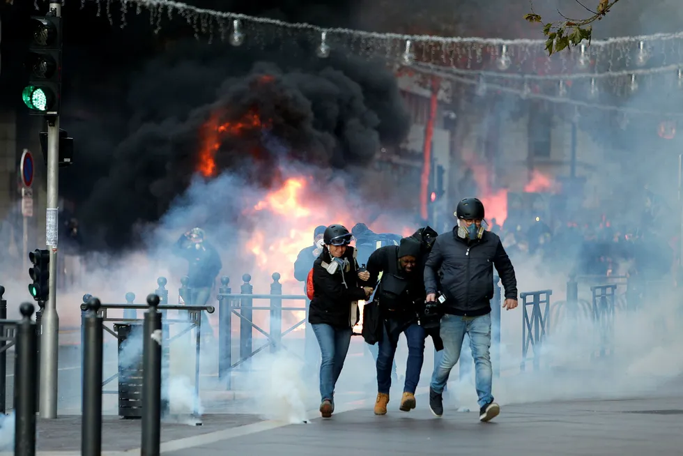 Biler ble satt i brann da demonstrasjonen i Marseille eskalerte lørdag.