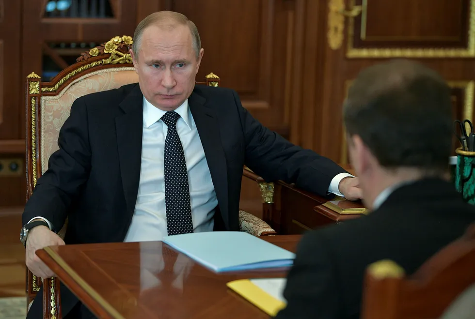 Russlands president Vladimir Putin (t.v.) under et møte med statsminister Dmitrij Medvedev tirsdag. Foto: Aleksej Druzhinin / Kreml via AP / NTB scanpix