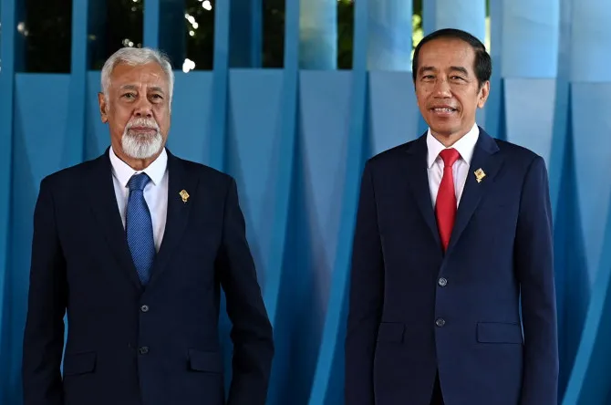 Neighbours: Timor Leste Prime Minister Xanana Gusmao (left) and Indonesia President Joko Widodo.