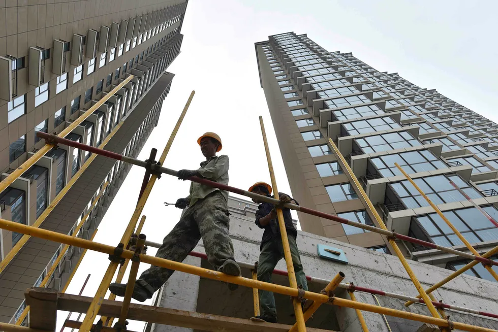 Arbeidere jobber på et nytt boligkompleks i Beijing. Både leie og kjøp er svært dyrt, sammenlignet med lokale inntekter.