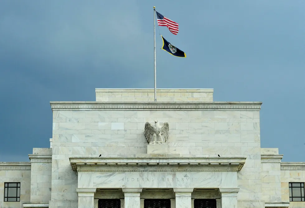 Verdens mektigste sentralbank, Federal Reserve, her avbildet ved Federal Reserve Building i USAs hovedstad Washington, D.C påvirker verdens obligasjonsmarkeder med sin rentesetting. Foto: KAREN BLEIER/AFP/NTB Scanpix