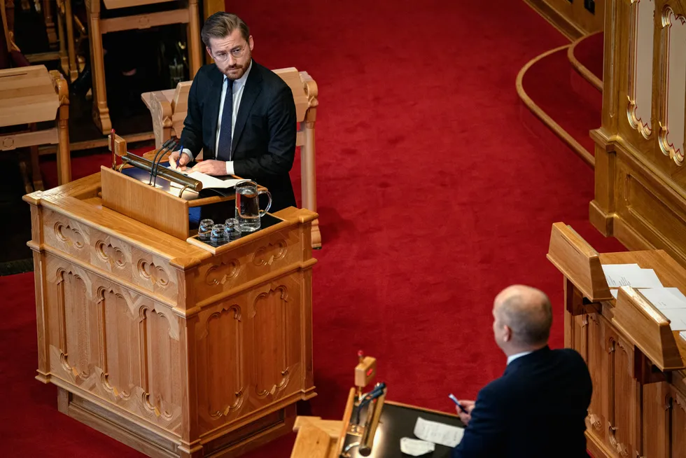 Stortingsrepresentant Sveinung Rotevatn, her på talerstolen, stiller spørsmål til finansminister Trygve Slagsvold Vedum om regjeringens håndtering av lakseskatten.