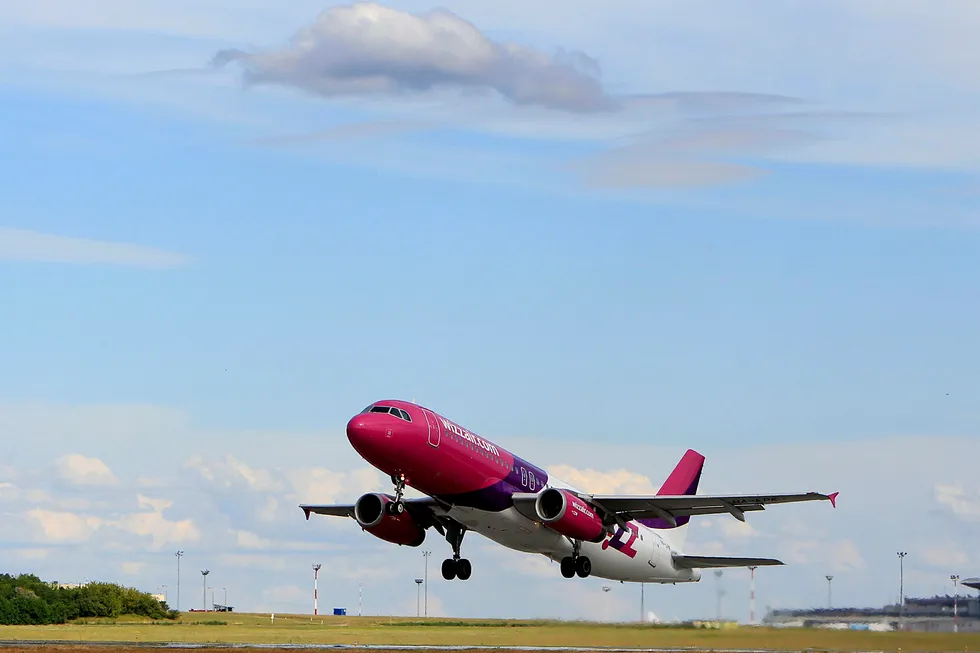 Flyselskapene finner på stadig flere tilleggstjenester du kan kjøpe før du skal ut og fly. Wizz Air tilbyr et såkalt «On-time guarantee-tillegg». Foto: Bernadett Szabo/Reuters