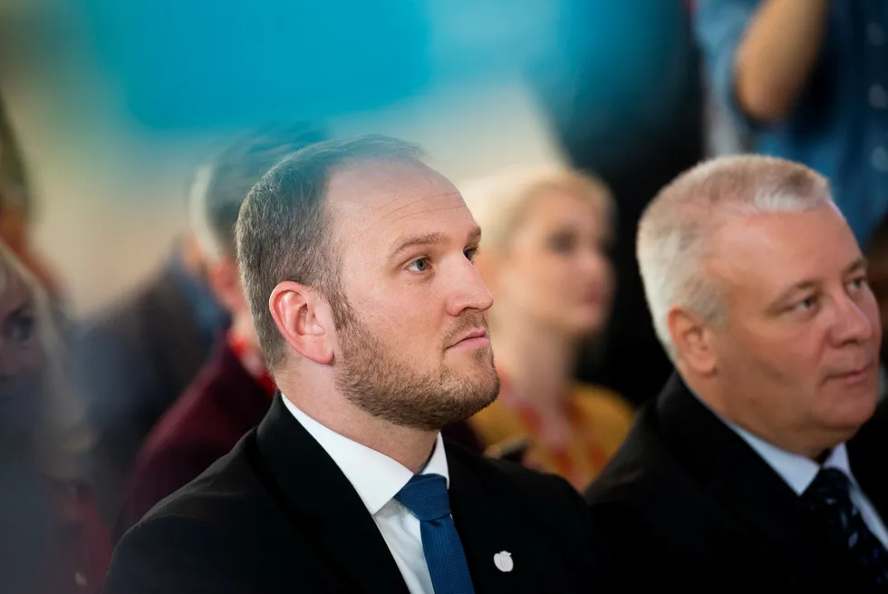 Fremskrittspartiets nye samferdselsminister Jon Georg Dale (til venstre) er neppe særlig begeistret over at dagens 228 bompengestasjoner vil øke med ytterligere 100.
