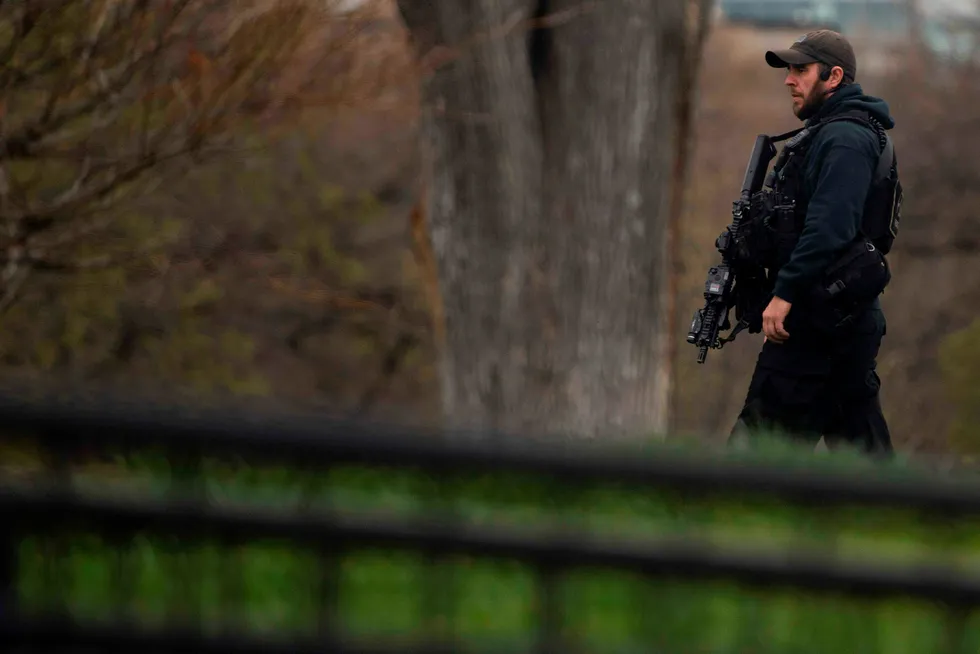 Secret Service patruljerer utenfor Det hvite hus etter funnet av den mistenkelige pakken. Foto: JIM WATSON / AFP PHOTO / NTB Scanpix