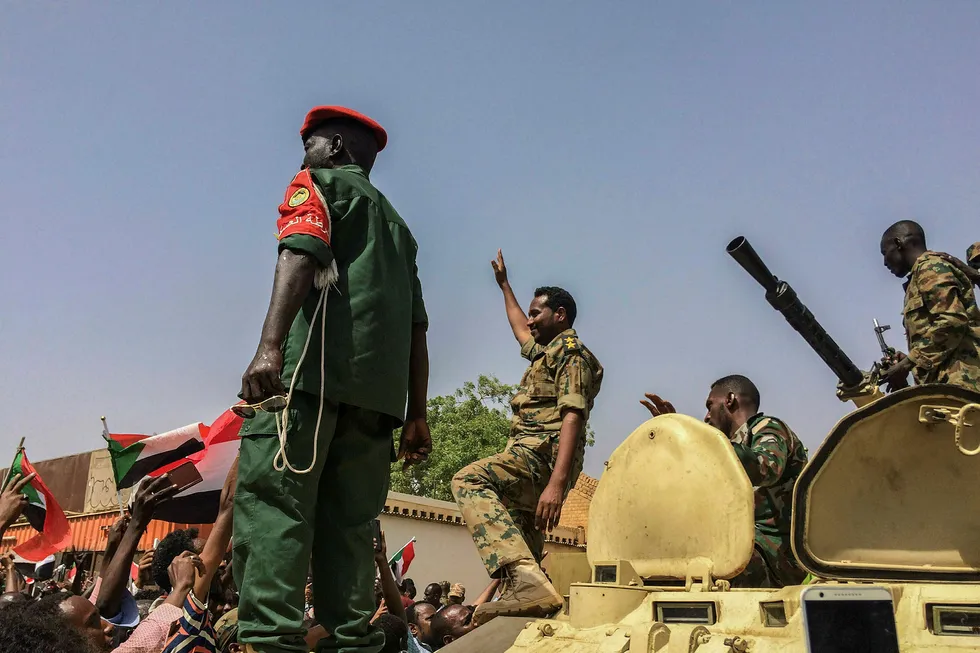 Militære styrker feirer etter at president Omar al-Bashir ble tvunget til å tre tilbake etter 30 år ved makten i Sudan.