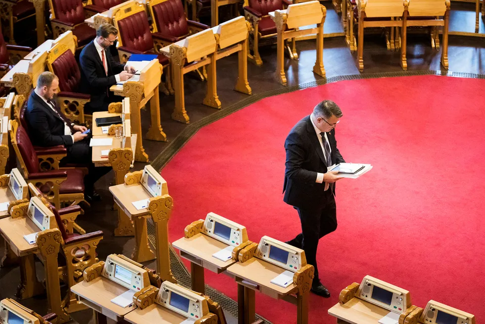 Olje- og energiminister Kjell-Børge Freiberg hadde med seg et nettbrett fullt av ferdigskrevne utkast til svar da han for første gang stilte i Stortingets spontanspørretime.