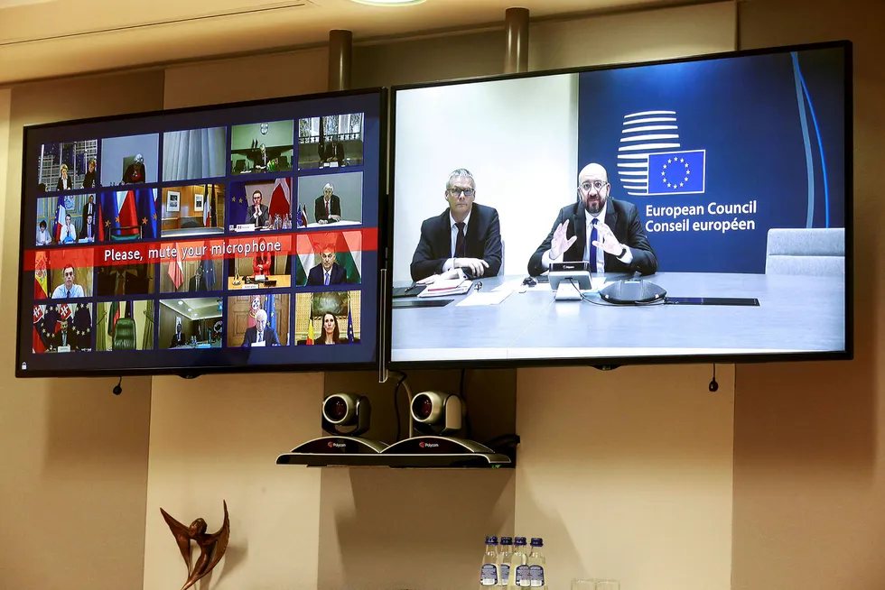 Torsdag møtes EUs regjeringssjefer via videolink. Rådspresident Charles Michel til høyre.