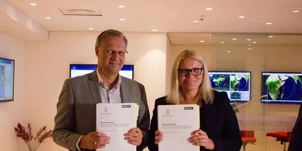 Regiondirektør John Erik Hagen i Kystverket Vest signerte på vegne av Kystverket og finanssjef Helene Kolstø Tveito på vegne av Uni Research Polytec. Foto: Kystverket