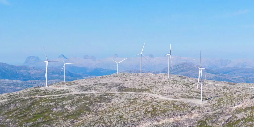 Etter Fosen-demonstrasjonene har den mangeårige konflikten mellom reindriften og Norges største vindkraftverk, Øyfjellet, fått nytt fokus. Reinbeitedistriktet åpner for å diskutere om turbinene bør rives, dersom konsesjonen blir kjent ugyldig.