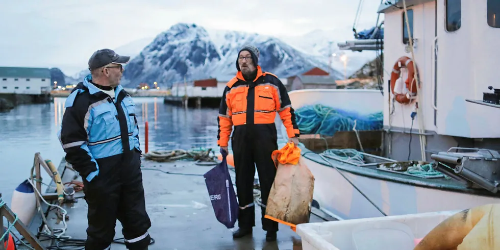 FRUSTRERT: Jan Fredriksen, styreleder i Nordland Fylkes Fiskarlag er frustrert over utspillet til KrF-topp Steinar Reiten i saken om strukturering i flåten under 11 meter. Her ser vi Fredriksen sammen med Tom Kristiansen ved kai i Nykvåg.