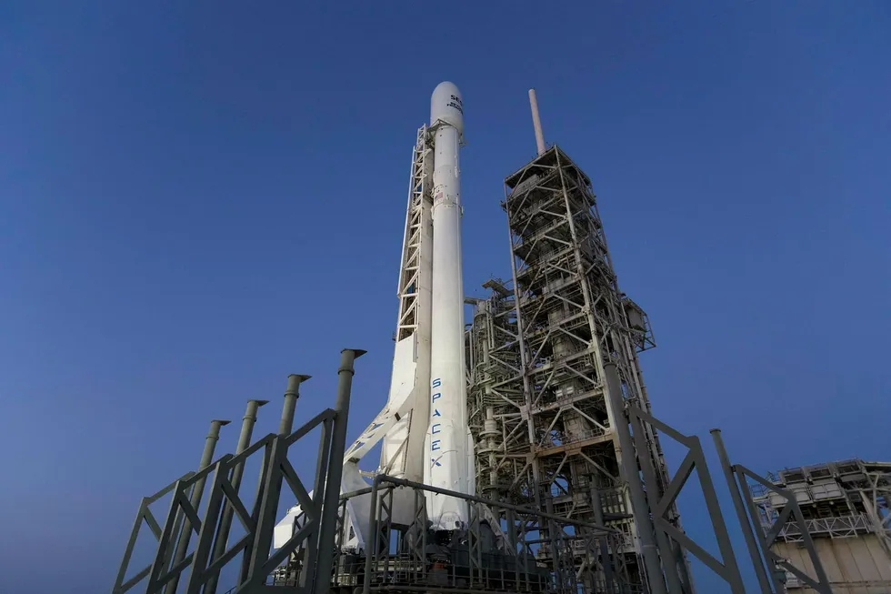 Den såkalte «boosteren» på Falcon 9-raketten brukes for på ny når SpaceX trolig skyter opp raketten natt til fredag. Bildet er tatt torsdag. Foto: SpaceX via AP