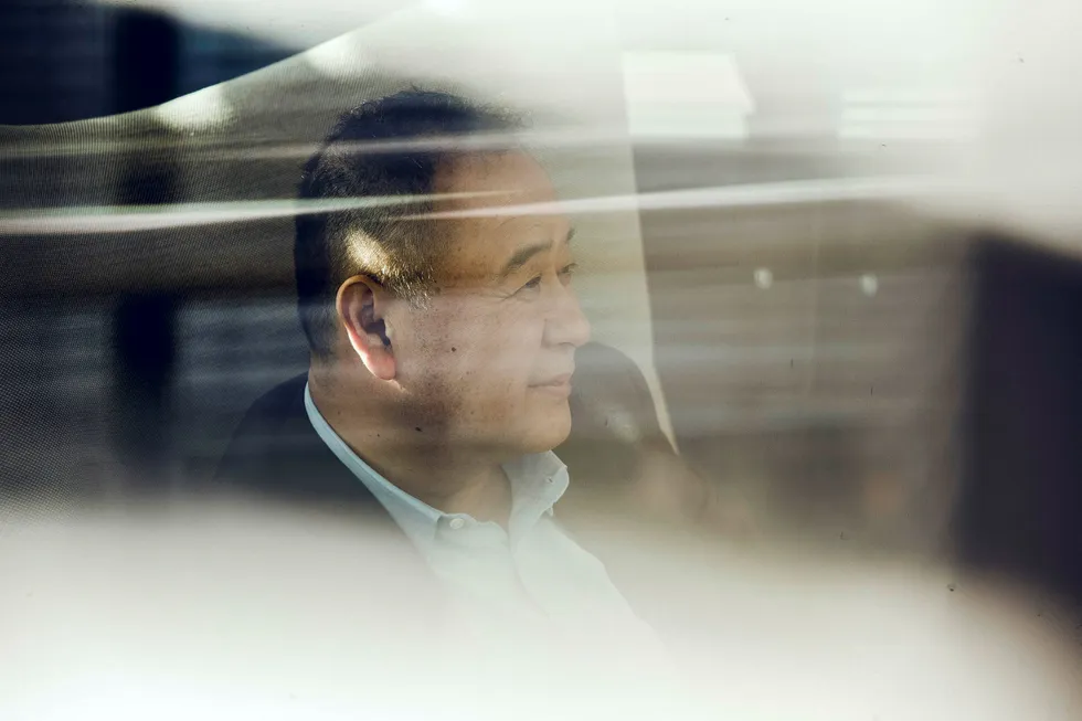 Sikret seg et stykke Sunnmøre. Den ferske Ekornes-eieren Ruihai Zhao er mannen bak den fjerde største kinesiske investeringen i Norge. - Nå begynner jeg å se alle utfordringene, sier møbelgründeren om Ekornes-oppkjøpet.