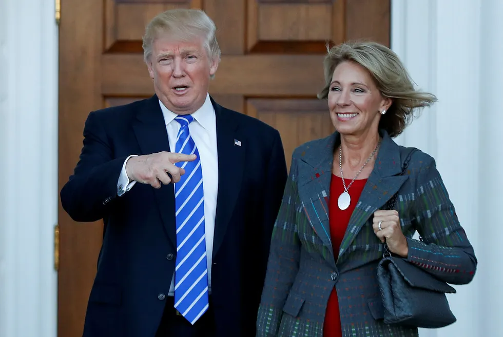Donald Trump utnevner Betsy DeVos (t.h.) til ny utdanningsminister i USA. Foto: Carolyn Kaster