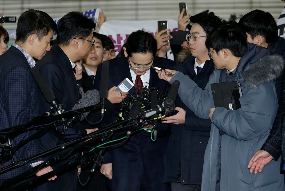 Samsungs toppsjef Lee Jae-yong kom med en unnskyldning da han ankom et 22 timer langt avhør før helgen. – Jeg beklager at vi ikke har vist oss fra en bedre side, sa Lee. På onsdag kan han bli arrestert. Foto: Ahn Young joon/AP/NTB Scanpix