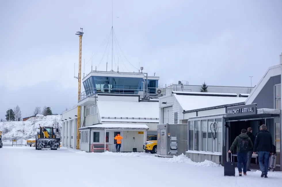 Flytårnet på Ørsta-Volda lufthavn på Sunnmøre er et av seks nye tårn som Avinor vil legge ned og fjernstyre fra Bodø. NHO Luftfart mener prosjektet med fjernstyring har hindret konkurranseutsetting.