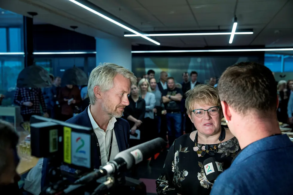 TV 2-sjef Olav T. Sandnes og kulturminister Trine Skei Grande skrev tidligere i høst under på en avtale om kommersiell allmennkringkasting. Den trer i kraft 1. januar.