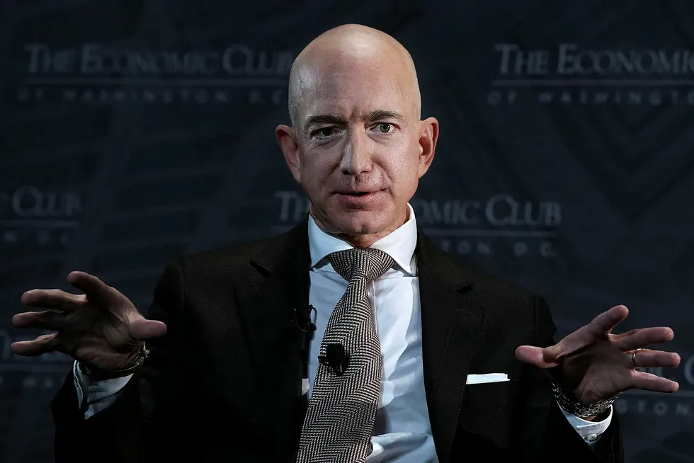 Amazon-sjef Jeff Bezos startet med å bygge opp et bokhandel på nett. Nå er han verdens rikeste mann.