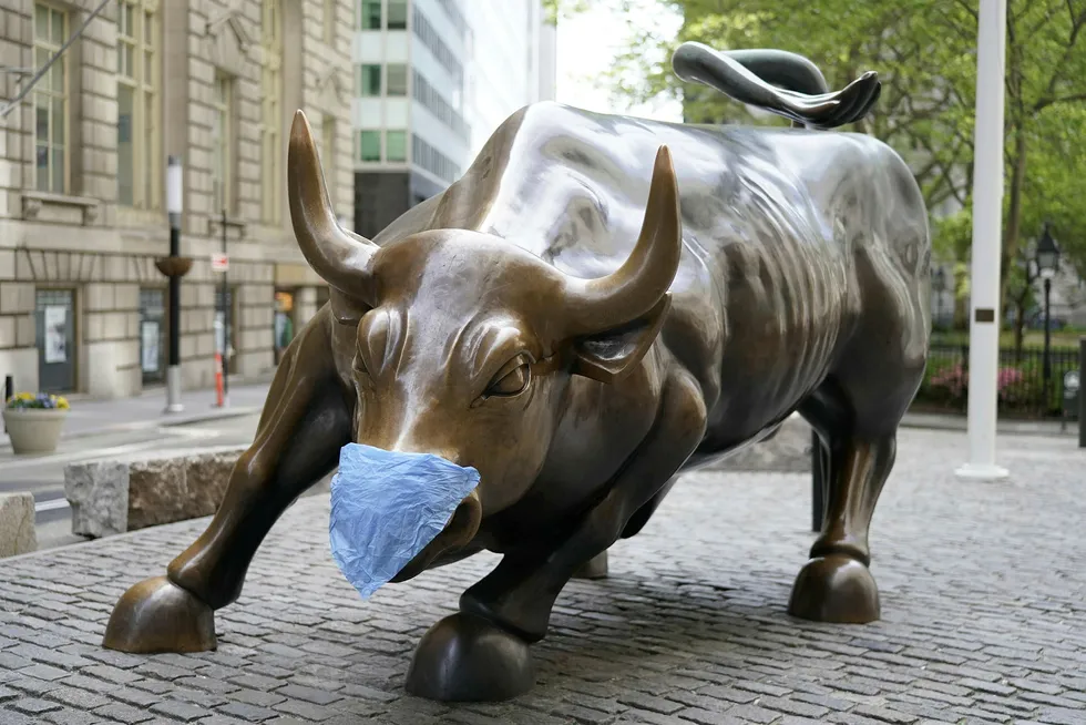 «The Charging Bull», ofte omtalt som oksen på Wall Street, representerer optimisme og børsoppgang. Her med tidsriktig munnbind.