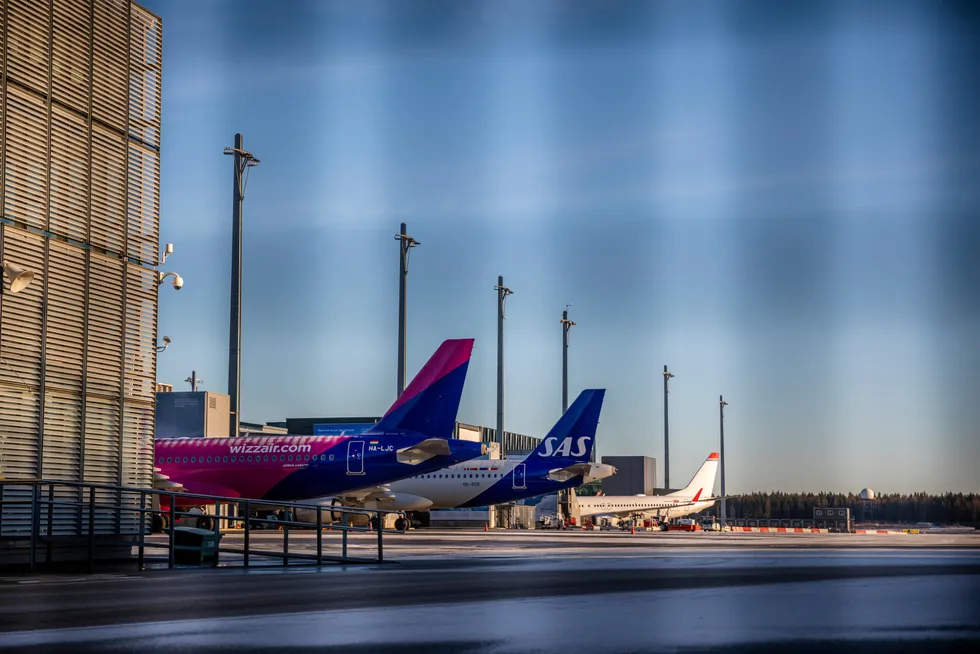 Lørdag ble det kjent at det ungarske lavprisselskapet Wizz Air skroter satsingen på norsk innenriks. Her er et av deres fly på Gardermoen, sammen med fly fra henholdsvis SAS og Norwegian.