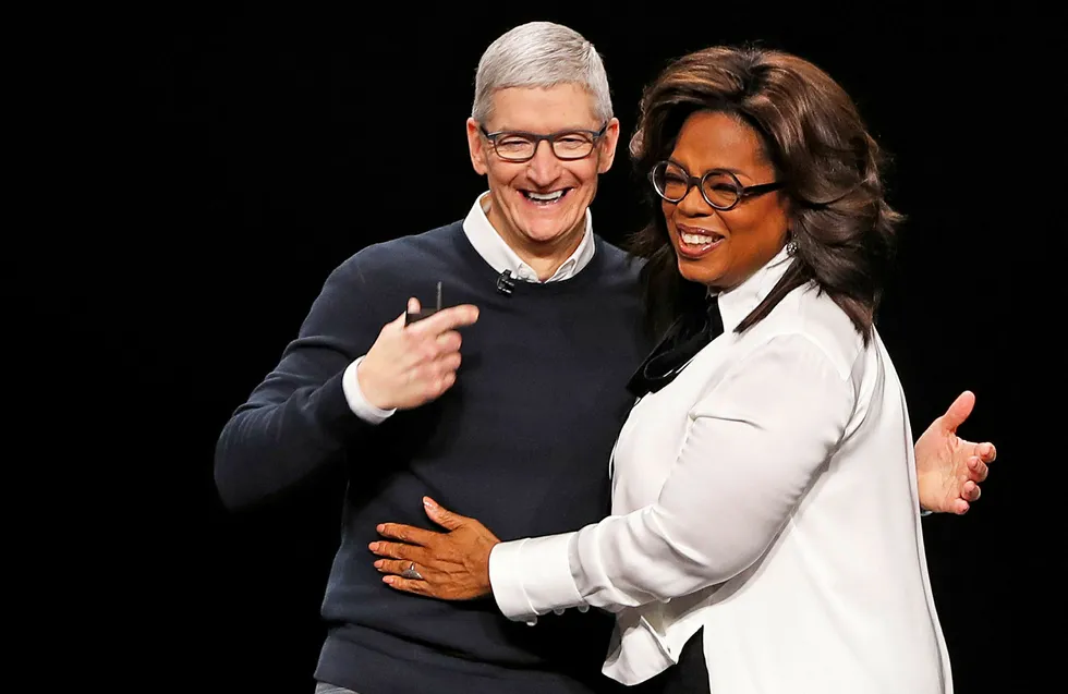 Apple-sjef Tim Cook lanserte abonnementstjenester for magasiner, spill og film og tv-serier mandag kveld. Her sammen med talkshow-programlederen Oprah Winfrey som skal lage innhold på tjenesten.