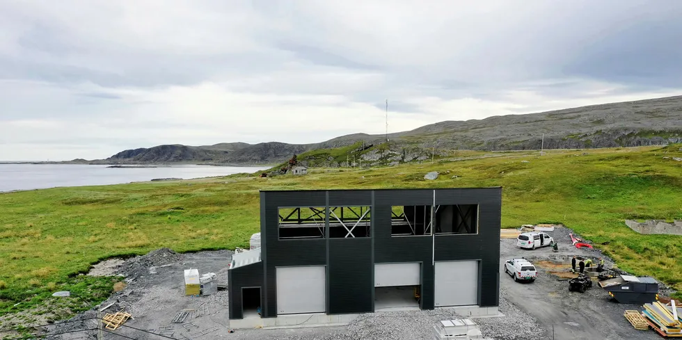 Hydrogenfabrikken i Berlevåg står og venter på innmat som skal komme fra Belgia i april. Dermed blir det hydrogenproduksjon fra vindkraft i løpet av sommeren.