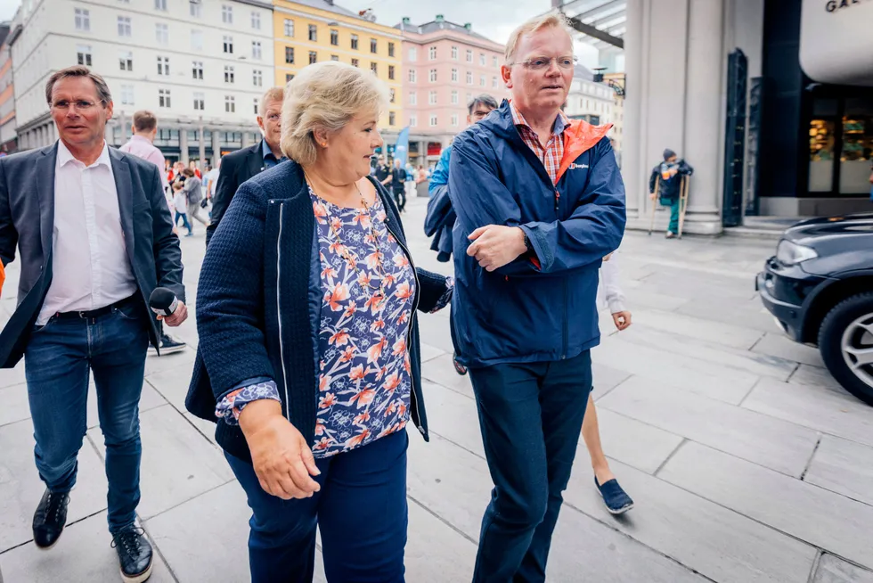 Statsminister Erna Solberg og ektemannen Sindre Finnes etter åpningen av før sesongen til valget i Bergen, på Torgallmenningen i Sentrum.