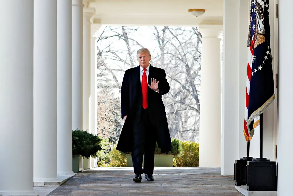 Forhandlerne har forlatt Kina og skal møte den amerikanske presidenten i Mar-a-Lago. Her er Trump på vei til å møte pressen utenfor det Det hvite hus for å annonsere gjenåpningen av statsapparatet i slutten av januar.