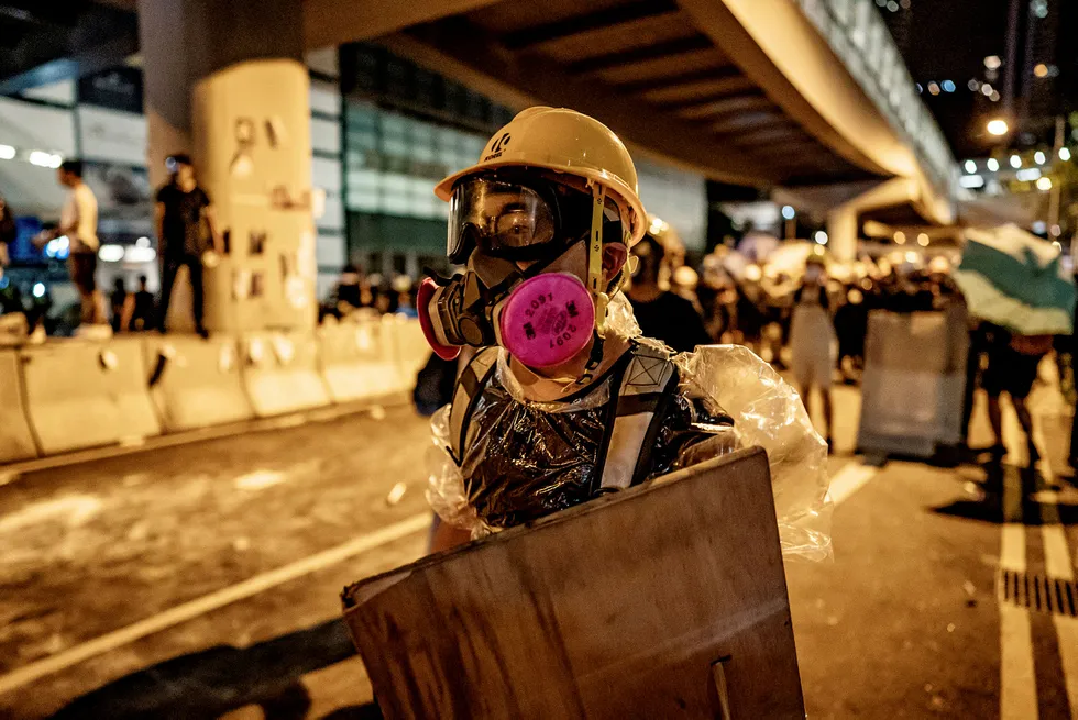 Demonstranter tok seg inn i Hongkongs lovgivende forsamling og ramponerte lokalene uten innblanding fra politiet. En pressetalsmann i det kinesiske utenriksdepartementet mener det er hyklersk at USA og EU ikke kritiserer demonstrasjonene.