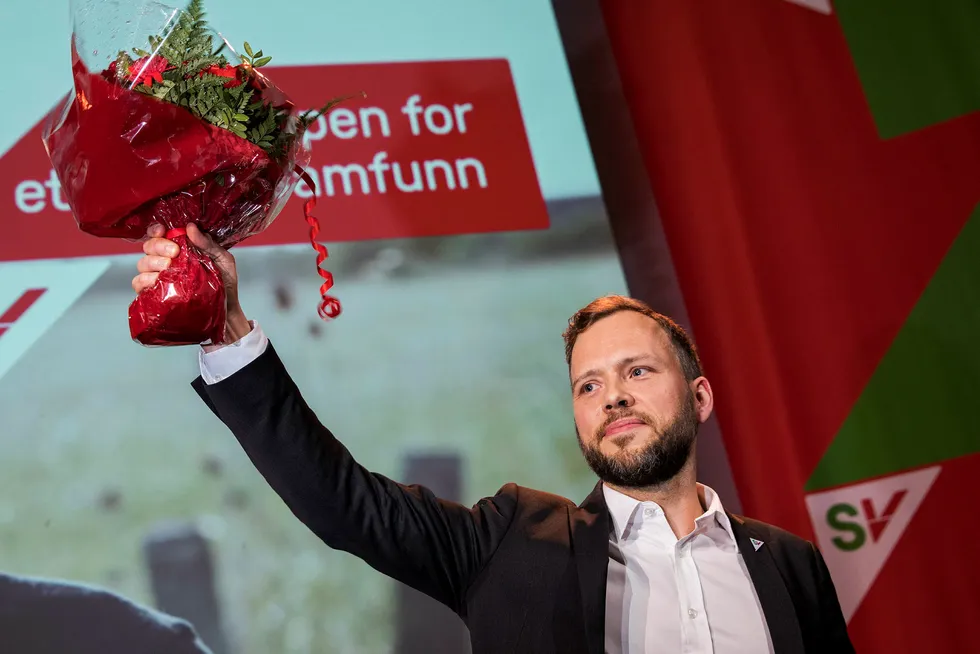Partileder Audun Lysbakken fikk blomster og applaus etter sin tale under SVs landsmøte på Gardermoen. Foto: Meek, Tore
