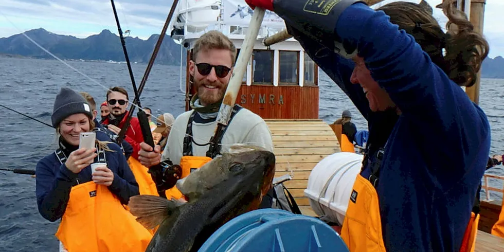 URAPPORTERT: Til tross for at både Svinøya rorbuer AS og XX Lofoten AS har registrert seg som fiskecamp hos Fiskeridirektoratet, så fisker fortsatt turistene uten at noe av fisken de tar opp blir innrapportert.