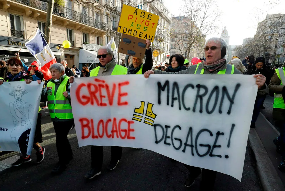 «De gule vestene» i protest mot president Emmanuel Macron og hans pensjonsreform i Paris i forrige uke. 2019 ble protestenes år.