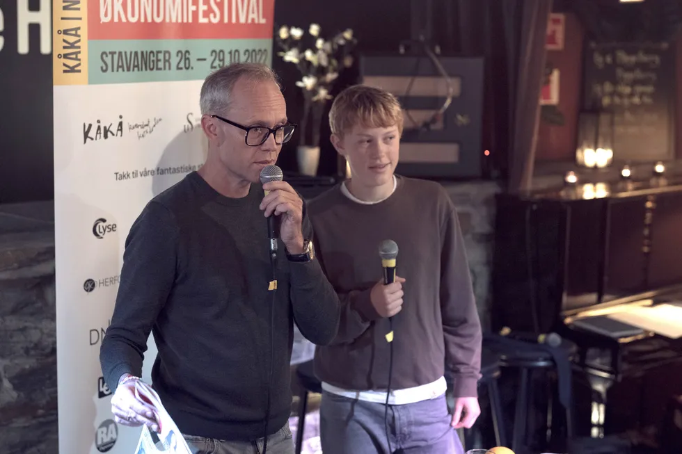 Hva er verdien av et Flaks-lodd? Far Kyrre og sønn Martinius på 13 år diskuterer dette på arrangementet «Barnas time» på økonomifestivalen Kåkånomics i Stavanger forrige uke.