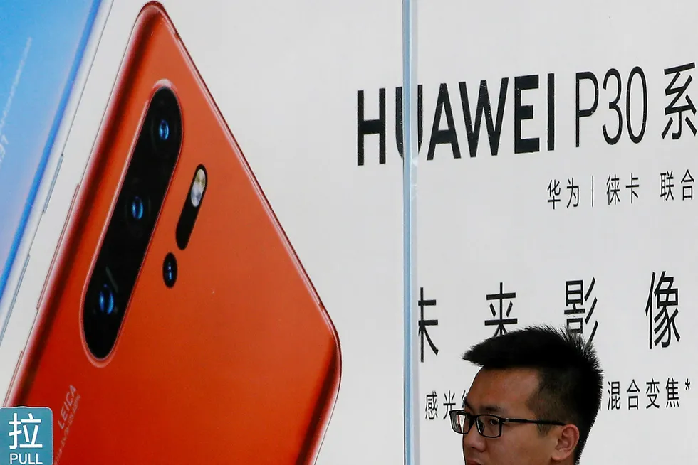 Huawei tar markedsandeler i hjemmemarkedet Kina og øker salget av smarttelefoner til tross for sanksjoner fra USA. Veksten har falt kraftig fra første kvartal for teknologikjempen. Konkurrentene Samsung og Apple sliter også.