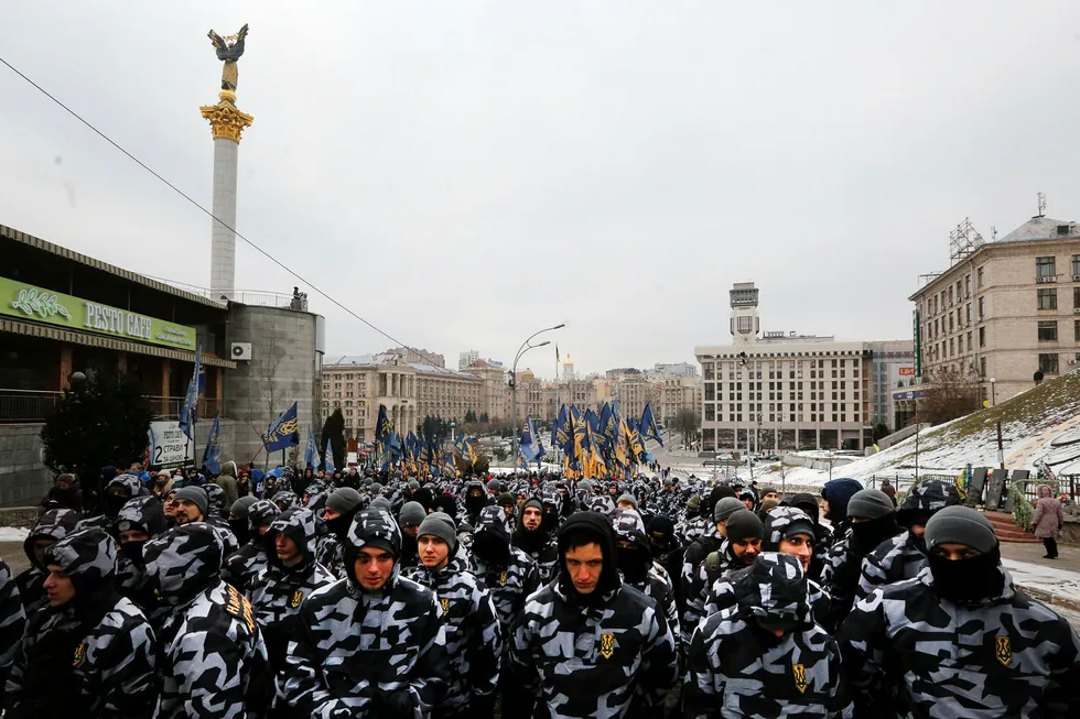 Konflikten mellom Russland og Ukraina har på nytt blitt anspent, og ført til protester i Kiev. Her demonstrerer en høyrevridd paramilitær gruppe foran presidentens kontor i hovedstaden forrige uke.