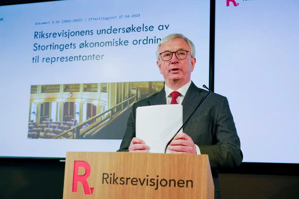 Riksrevisor Karl Eirik Schjøtt-Pedersen la frem rapporten torsdag.