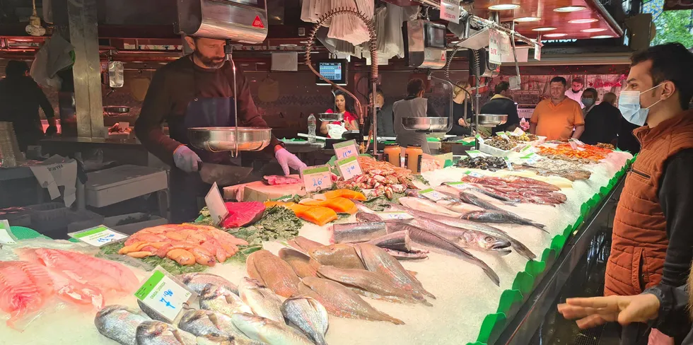 Laks er den fisken som koster mest per kilo på denne fiskebutikken i Barcelona sentrum.