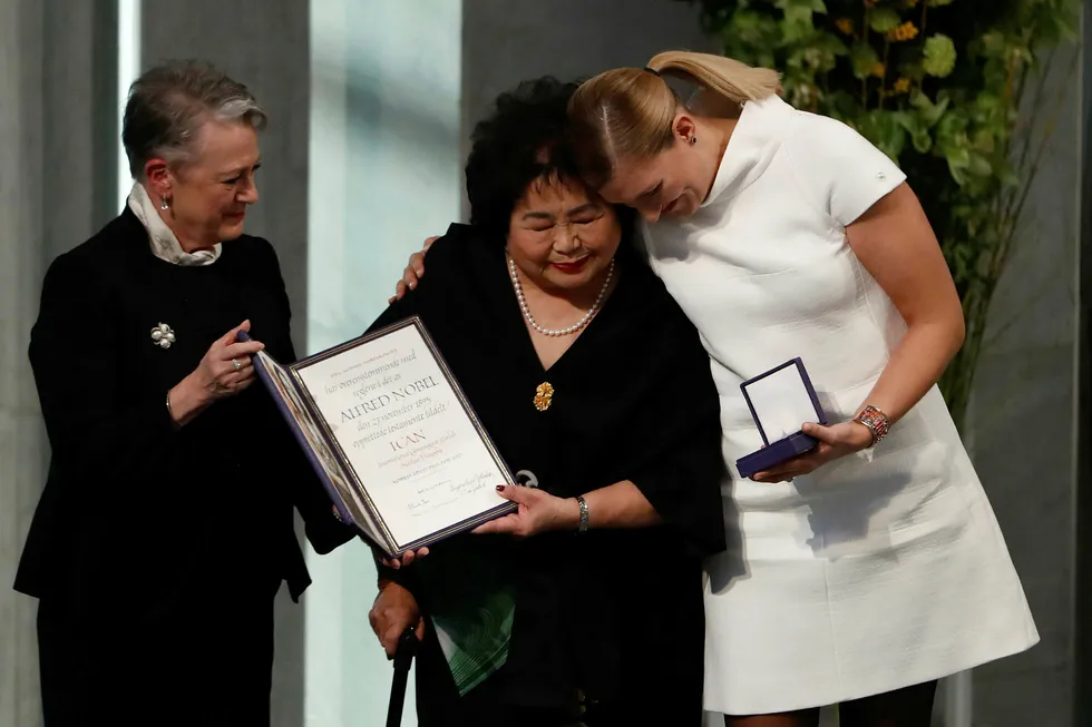 Berit Reiss-Andersen gir prisen til Hiroshima-overlever Setsuko Thurlow og leder i ICAN, Beatrice Fihn. Foto: AFP PHOTO / Odd ANDERSEN