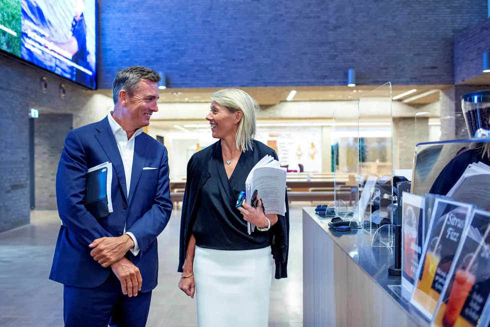 DNB-sjef Kjerstin Braathen (til høyre) la mandag frem et overskudd som var flere milliarder kroner bedre enn ventet, og det skyldes blant annet lavere tap enn ventet. Bankens leder for storkunder, Harald Serck-Hanssen, ble beroliget tidlig i mai.