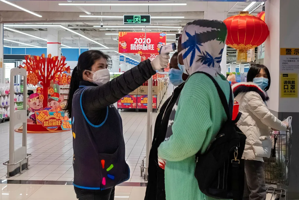 Utbruddet av det nye coronaviruset (Wuhan-viruset) i Kina vil ramme den økonomiske aktiviteten hardt. Ved kjøpesentre i hele Asia sjekkes temperaturen på kunder – som her ved et WalMart-utsalg i Kina.