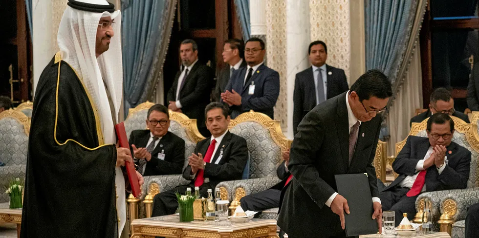 Sultan Ahmed Al Jaber, chairman of Masdar, pictured with Zulkifli Zaini, president director of Perusahaan Listrik Negara (PLN), at an MOU exchange ceremony during a reception for Indonesian president Joko Widodo, at the presidential palace in Abu Dhabi.