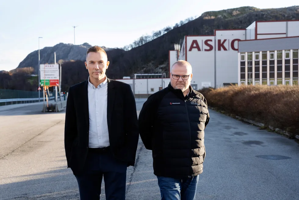 John Almås, tidligere avdelingsleder ved Asko Rogaland, ved siden av tidligere klubbleder og trucksjåfør Egel Storevik (t.h.). De to er kontaktet og intervjuet separat, men avbildet sammen på DNs initiativ.