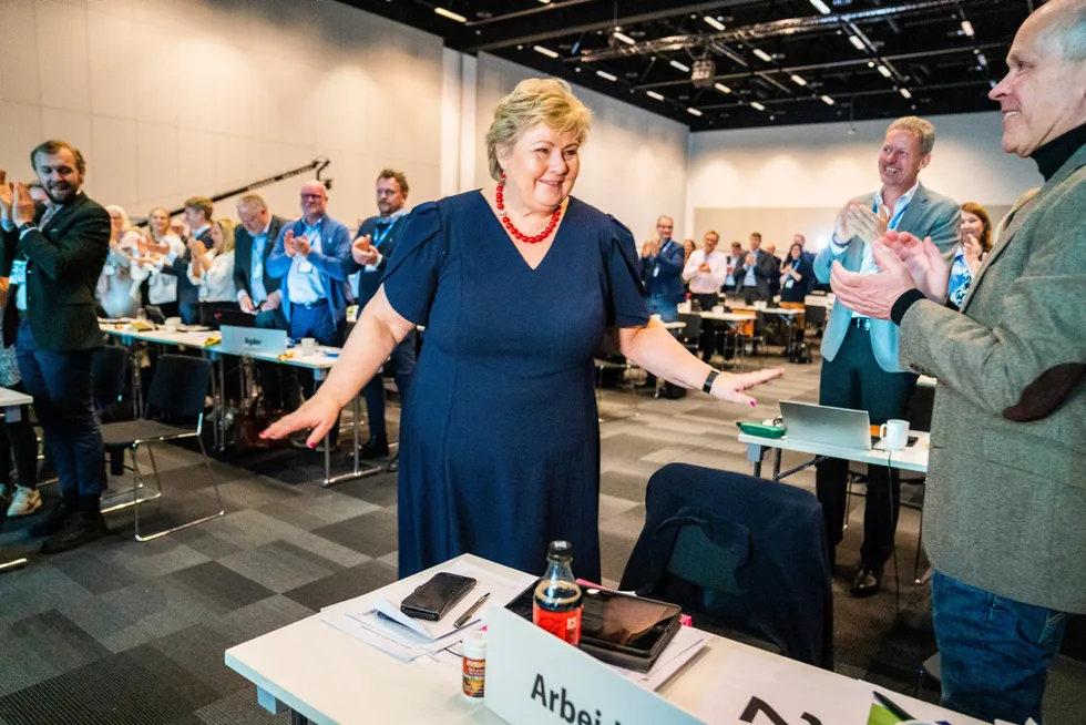 Mye går Høyres og Erna Solbergs vei om dagen. Søndag ble hun gjenvalgt som leder i partiet og applauderes blant annet av avtroppende nestleder Jan Tore Sanner.