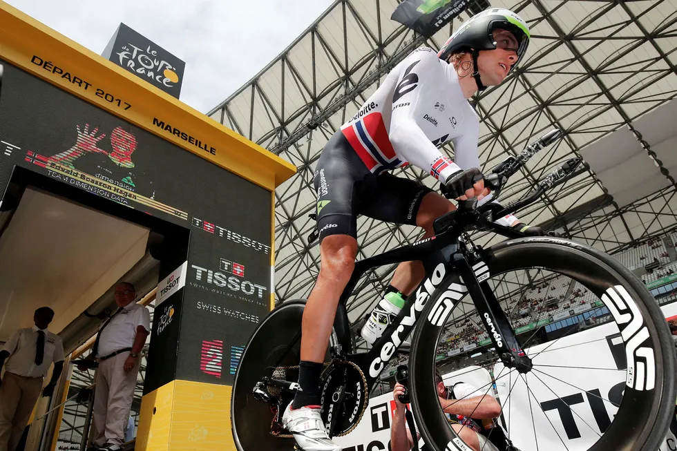Dimension Data-syklisten Edvald Boasson Hagen starter ut på Tour de France-etappen som blant annet passerte den gamle havnen i Marseille. Foto: BENOIT TESSIER