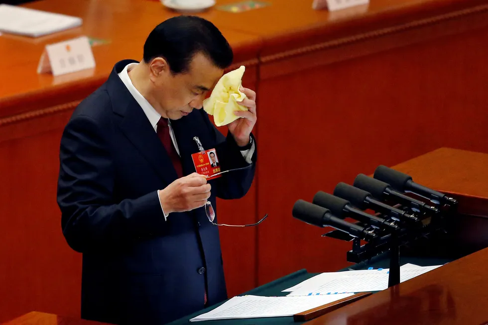 Kinas statsminister Li Keqiang måtte tørke svette av ansiktet da han la frem regjeringens årsrapport til Folkekongressen mandag. Kina forventer fortsatt stabil økonomisk vekst og mener de har fjernet alvorlige finansielle risikoer. Foto: Andy Wong/AP/NTB Scanpix