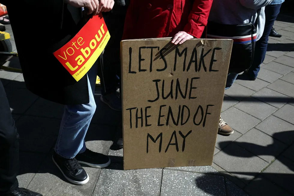 Labourtilhengerne håper valget i juni er slutten på statsminister May. De vil høyst sannsynligvis bli skuffet. Foto: Danny Lawson/AP/NTB Scanpix