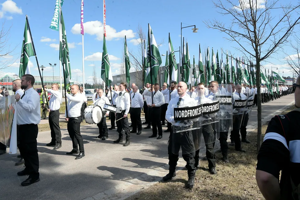 Nordiska motståndsrörelsen (NMR) får være med på Almedalsveckan. Bildet viser demonstranter fra NMR i Falun 1. mai. Foto: AP / NTB scanpix